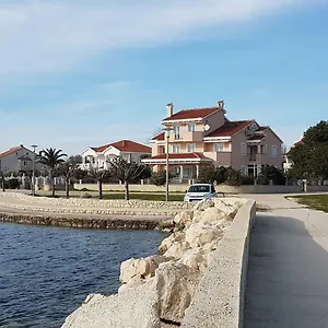 apartmani-lorena.hotelinzadar.com/